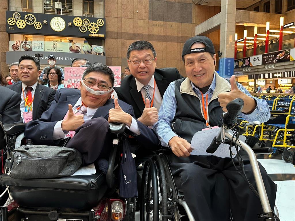 快新聞／杜微、國策顧問翁金珠親到場見證　台鐵獲贈500台輪椅