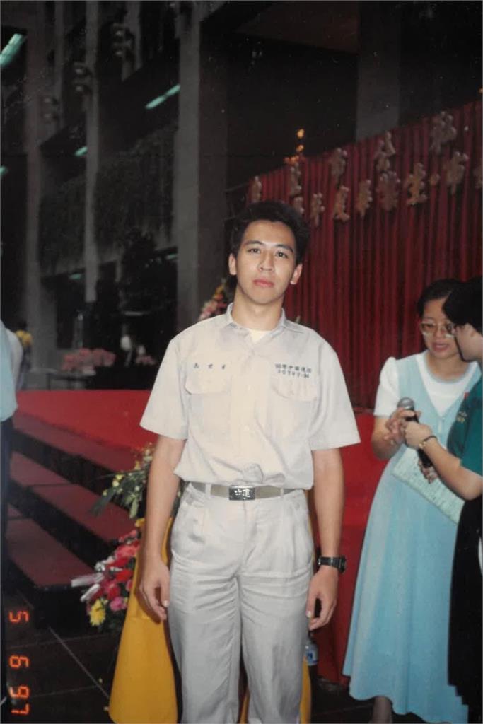 快新聞／綠營1縣市戰將「18歲帥照」曝光！一票人湧入狂讚　王世堅驚呼：梁朝偉吧