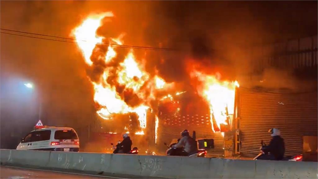 快新聞/恐怖!新北八里1木材廠凌晨爆猛烈大火 煉獄景象曝光了