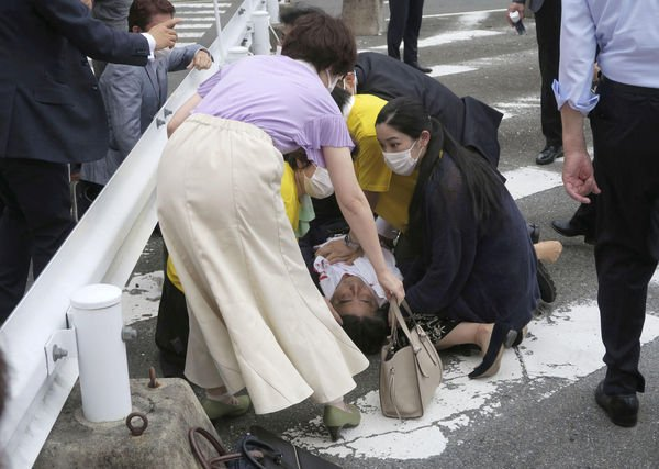 安倍晉三連中3槍「倒臥血泊、傳心肺停止」！　兇手攻擊時序曝光