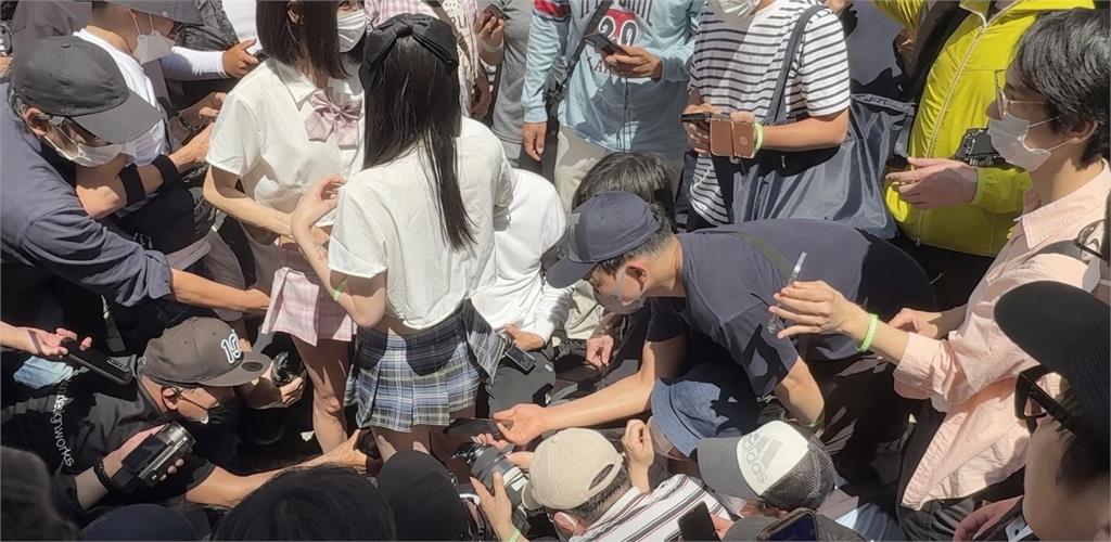 女Coser裙底遭相機大軍「極低角度包抄」！超噁畫面瘋傳…網轟：宅男好可怕