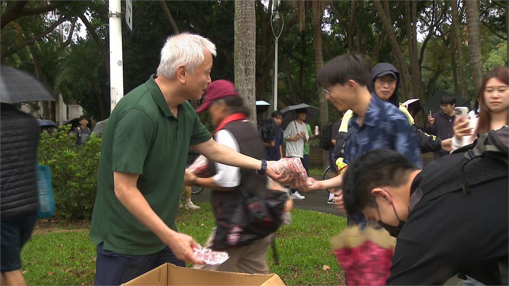 大氣系爽約別系接手　地理、電機系校友代發飲料.雞排