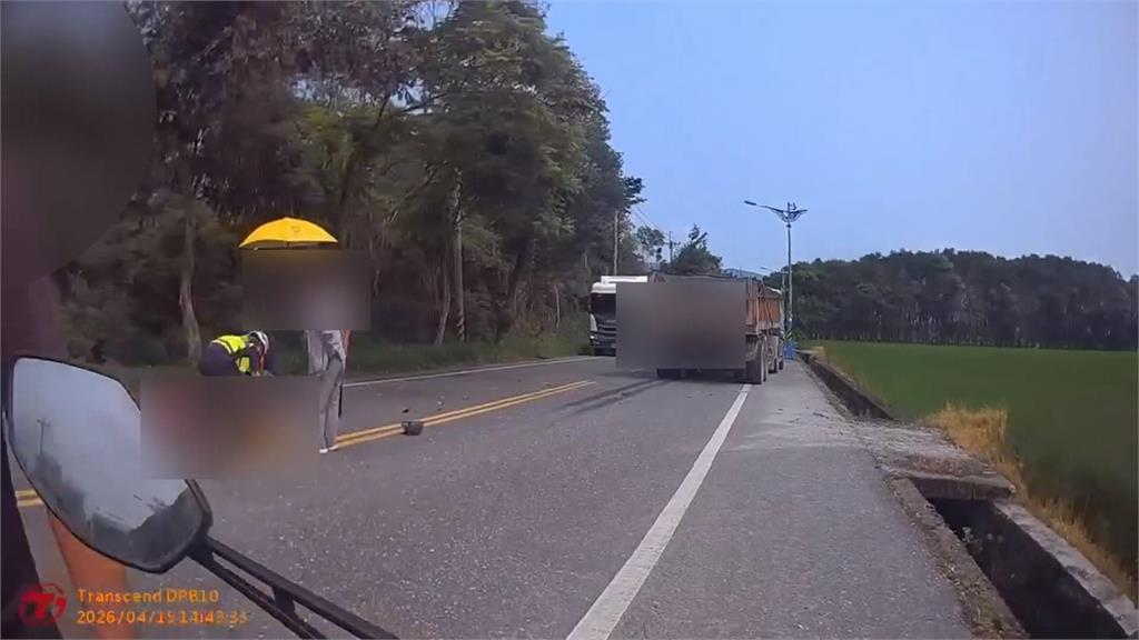 花蓮鳳林鎮機車撞上曳引車尾　雙載2人當場OHCA不治