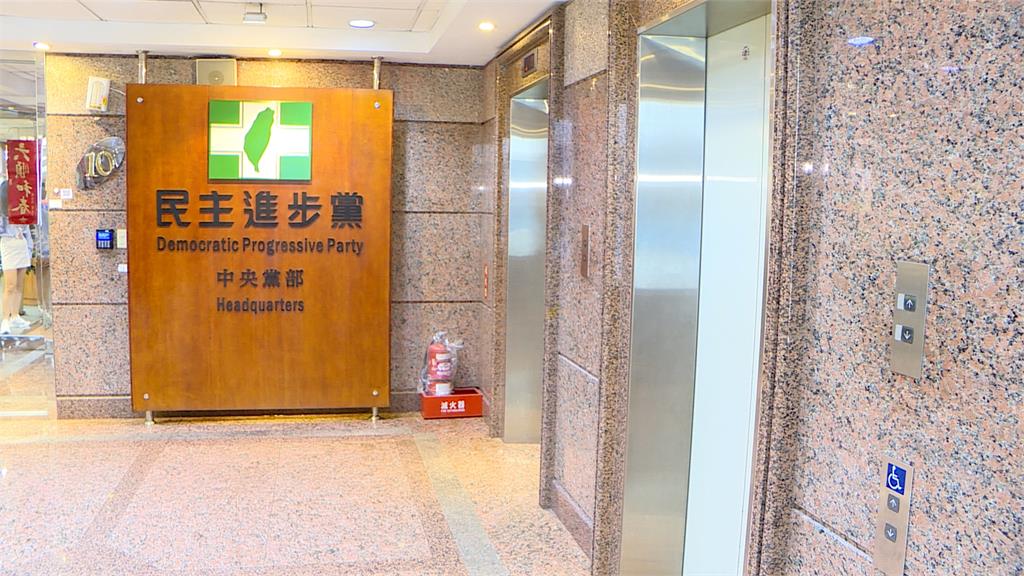 2男竟闖民進黨中央黨部　反罷免「丟擲雞蛋」洩憤！