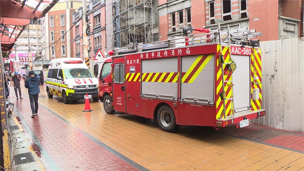 工安意外！新莊建築工地鷹架崩塌　1人腳斷1人死亡