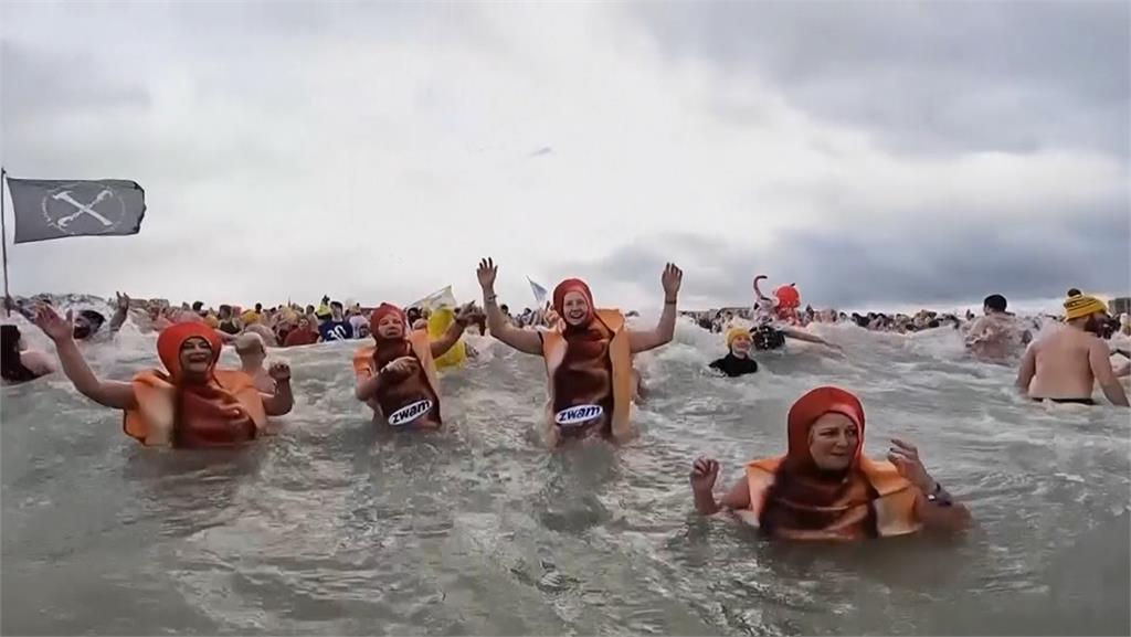 比利時逾35年傳統「海邊冬泳」　4000名勇者不畏個位數溫度跳進北海迎新年