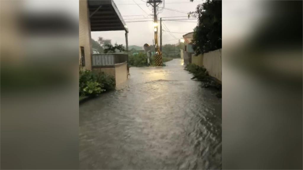 週二暴雨狂炸彰化!雨水灌入大樓地下室成「大水池」 住戶急移車、抽水