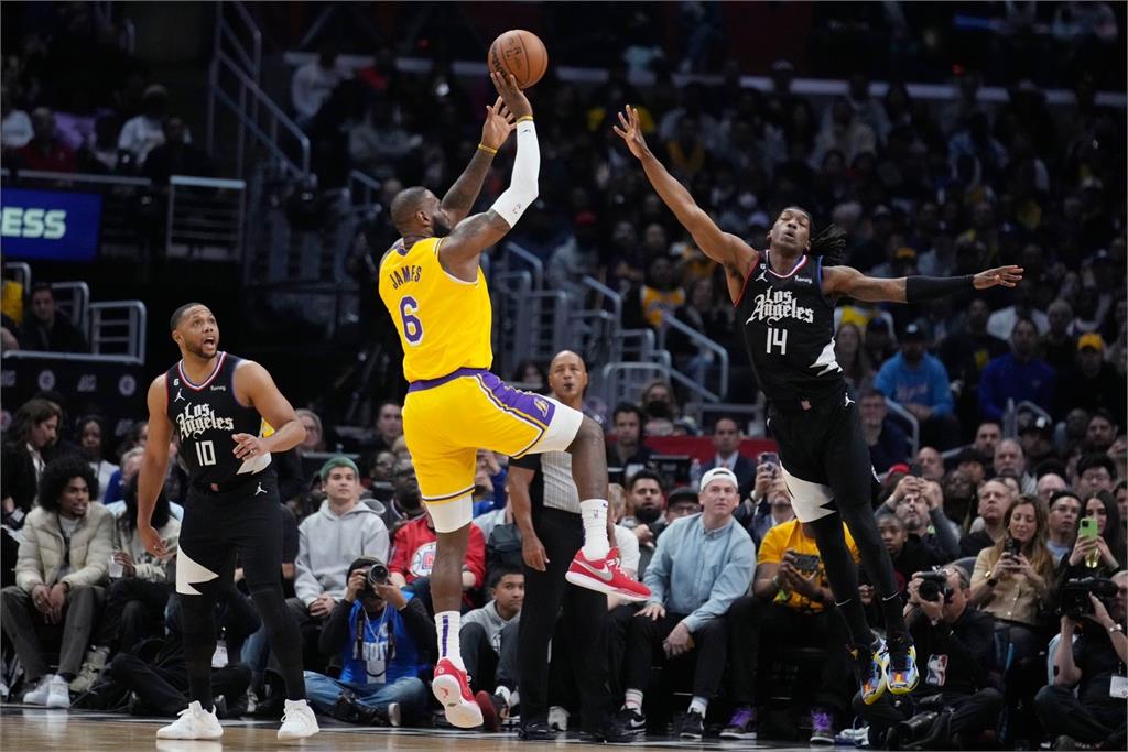 NBA／詹皇與湖人球迷驚傳口角　1句嗆「穿Kobe球衣」粉：上一冠我幫你拿的