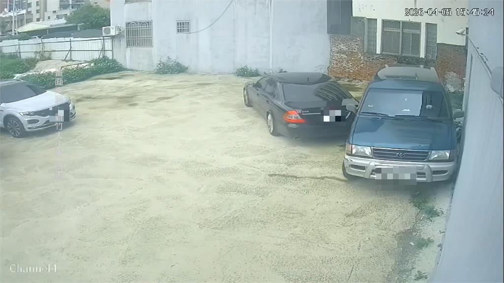 違停私人停車位遭擋　廂型車駕駛猛踩油門「硬擠毀車」