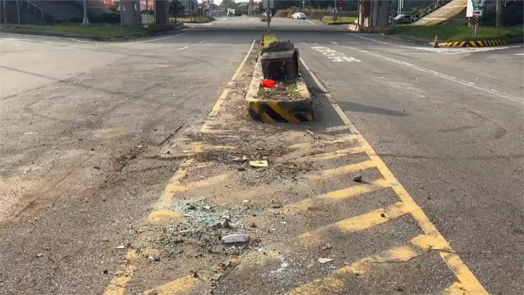 疑轉彎未減速　大貨車失控翻覆「焊條」拋對向車道