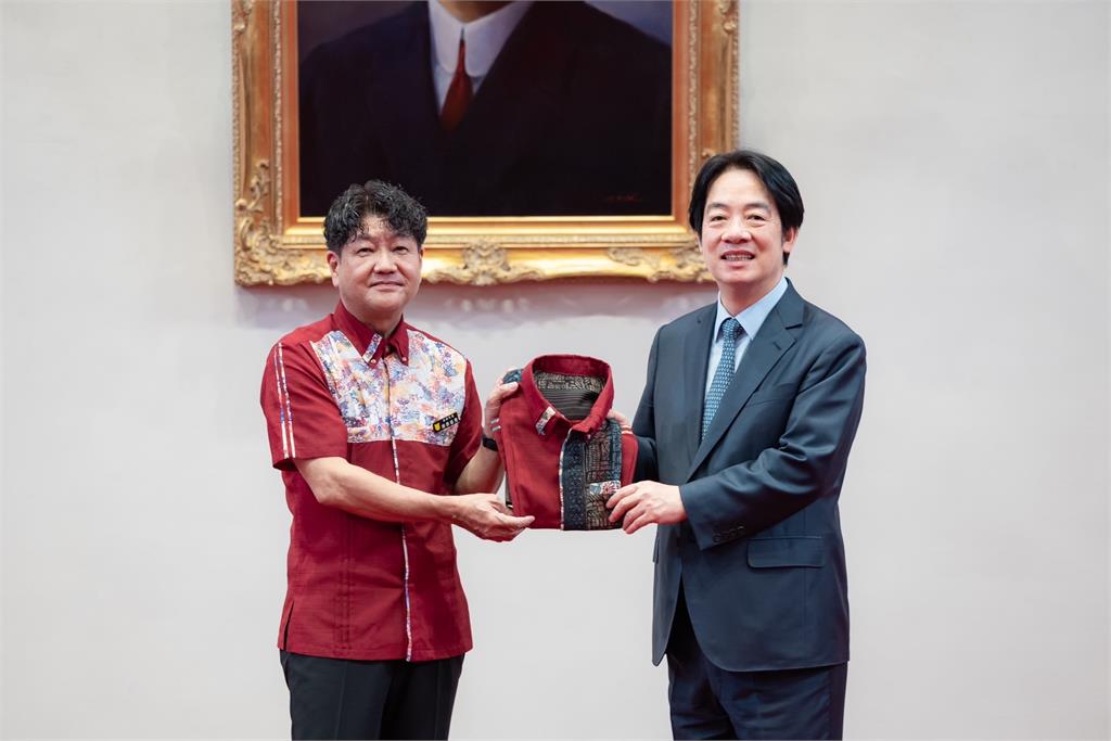 快新聞/接見沖繩西原高校行進樂隊 賴清德變「學生」親體驗打鼓樂趣