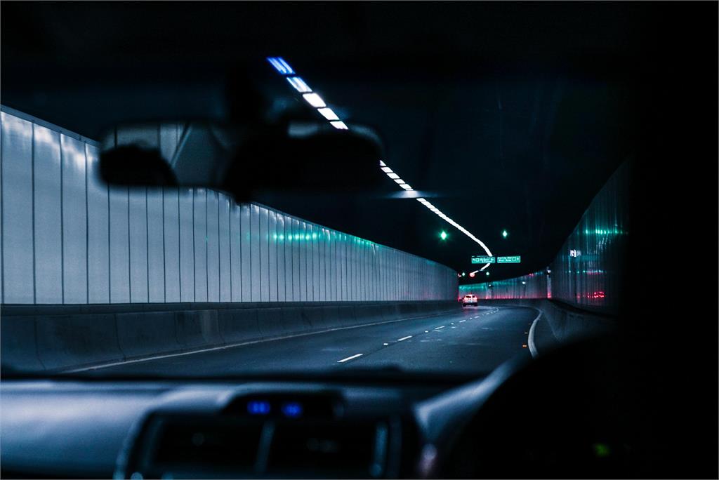 一票人不知道!車主開燈進隧道「漏1細節」仍收罰單⋯慘噴4500元