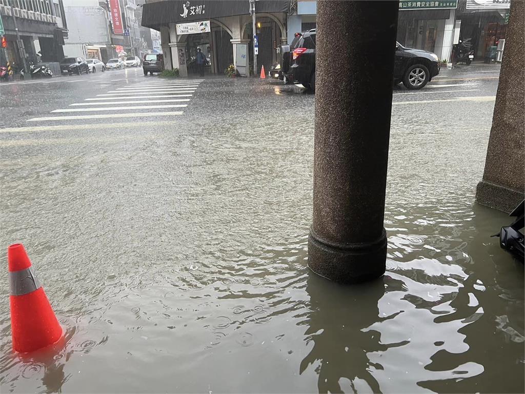 快新聞／豪雨炸台中　水淹馬路、騎樓畫面曝光