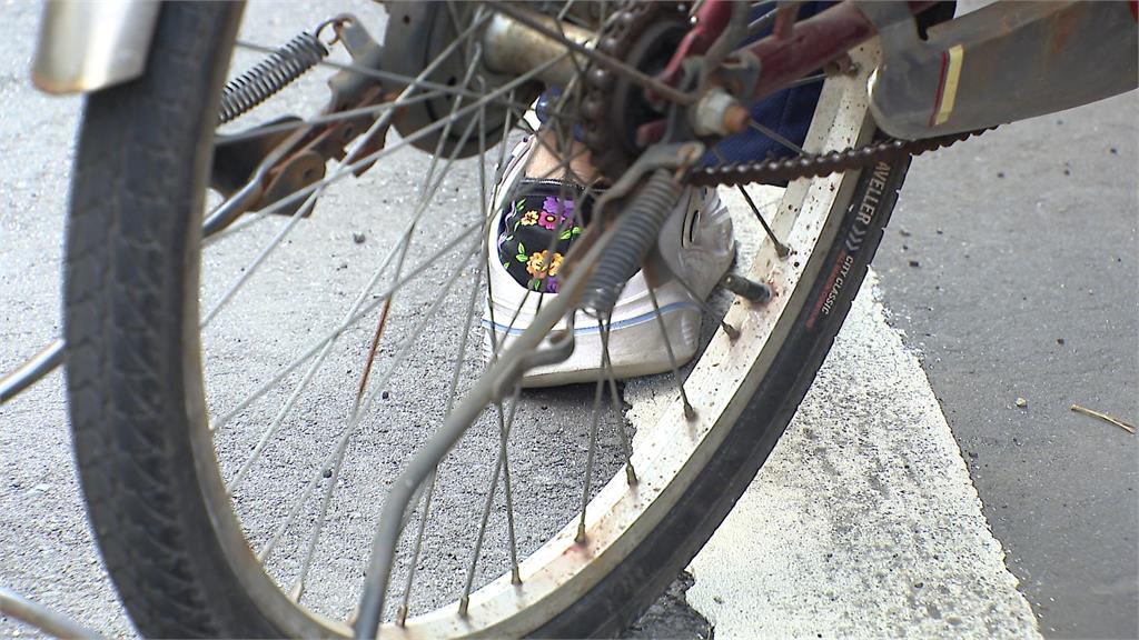 馬路聊天被撞飛婦「頭重創昏迷」　騎士稱：陽光太刺眼看不清