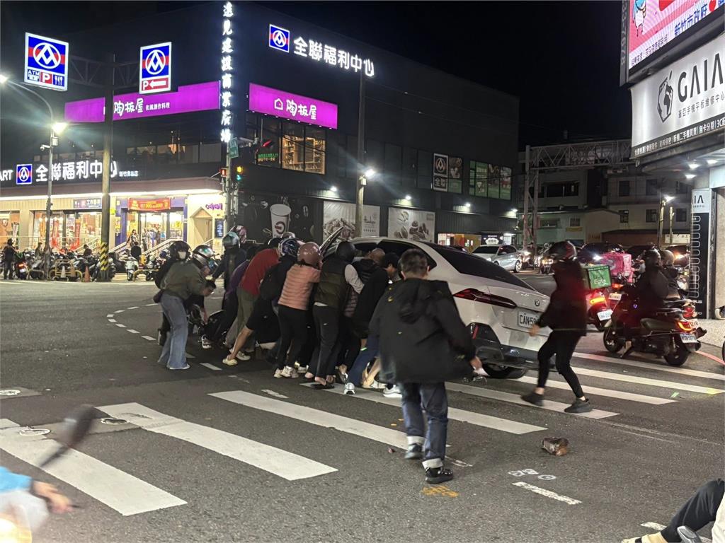 新竹東區轎車追撞前方6輛機車　1女子直接被捲入車底