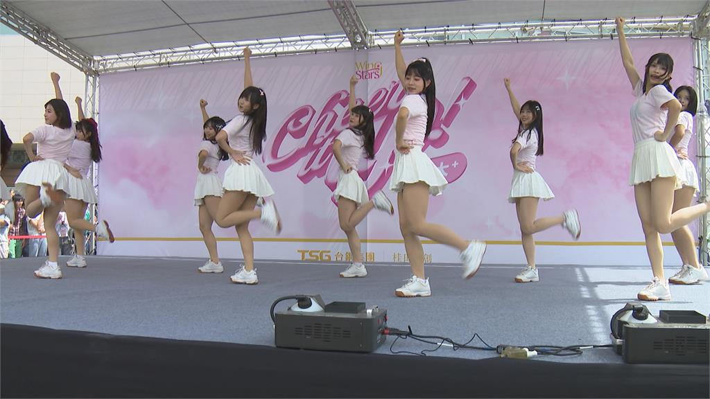 Wing Stars首場簽唱會登場 15名啦啦隊女孩現身嗨翻全場