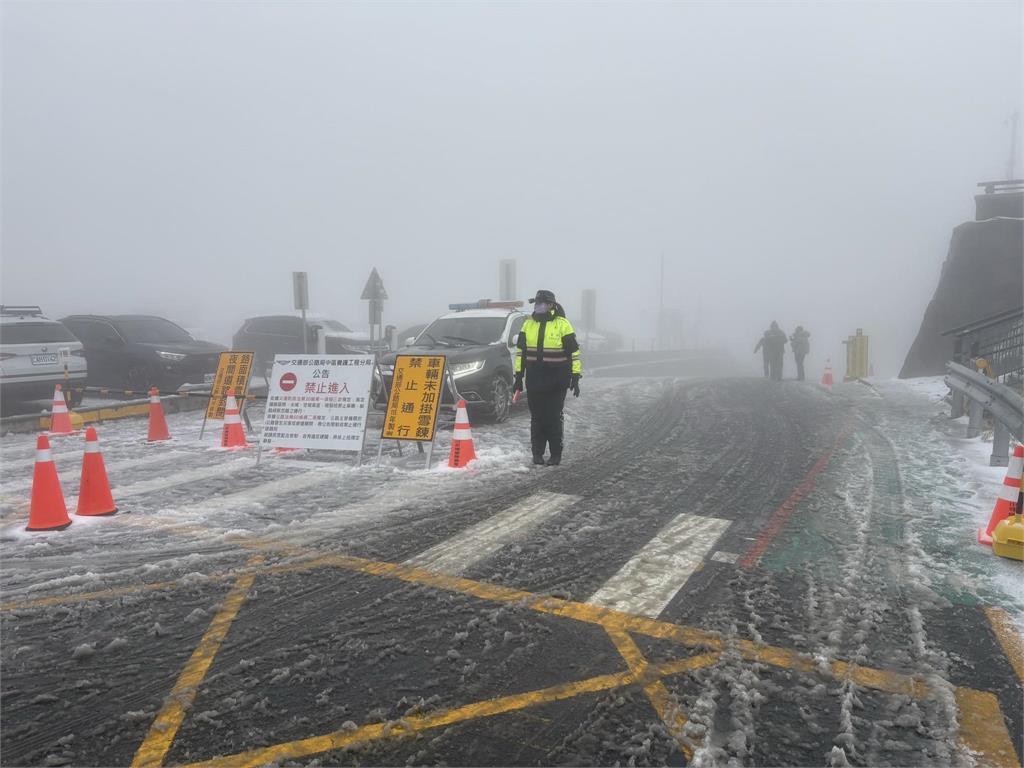 合歡山「結凍警察小姐姐」強勢回歸!新造型「殺氣騰騰」小編狂抖:盯著我…