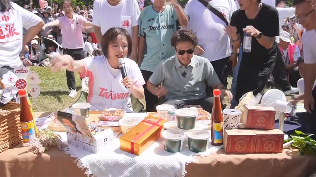 台中洋流、欣潮匯聚！　沈伯洋「東泉辣椒醬+雞蛋糕」大讚好吃
