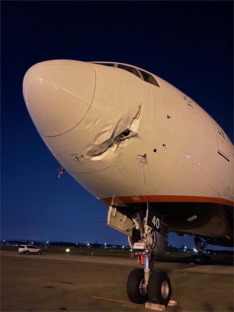 快新聞／畫面曝光！長榮航勤作業疑出包　A321機翼削入波音777機鼻