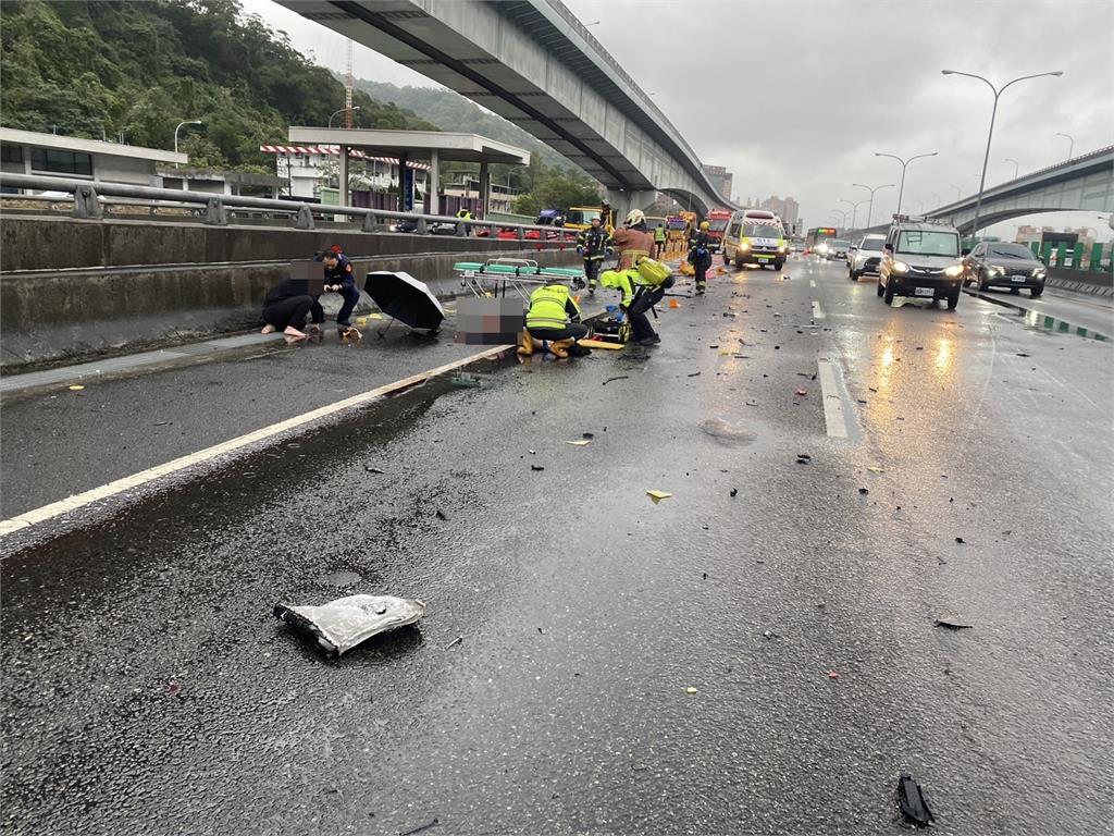 快新聞／最新！國1泰山轉接道保時捷自撞　車頭全毀、駕駛噴飛車外