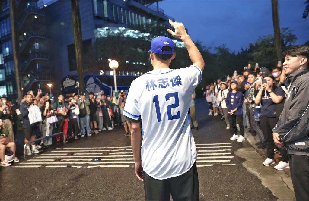 中職/台籃「GOAT」來了!「野獸」林志傑因雨無緣開球 談引退賽:希望別哭太慘