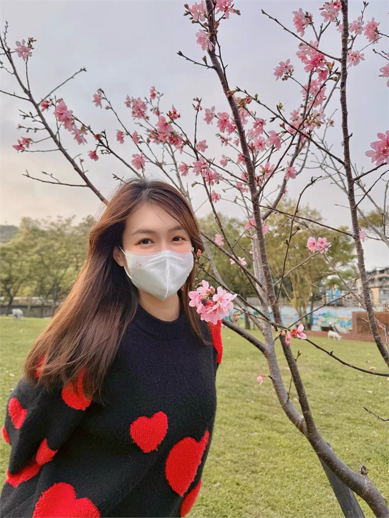 「口罩正妹」挺孕肚拍櫻花！竟是「台8女神李又汝」私下近況網讚：美到不行