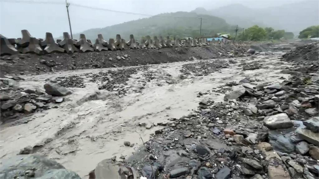 丹娜絲大豪雨猛灌！　台東金峰鄉產業道路成小溪流