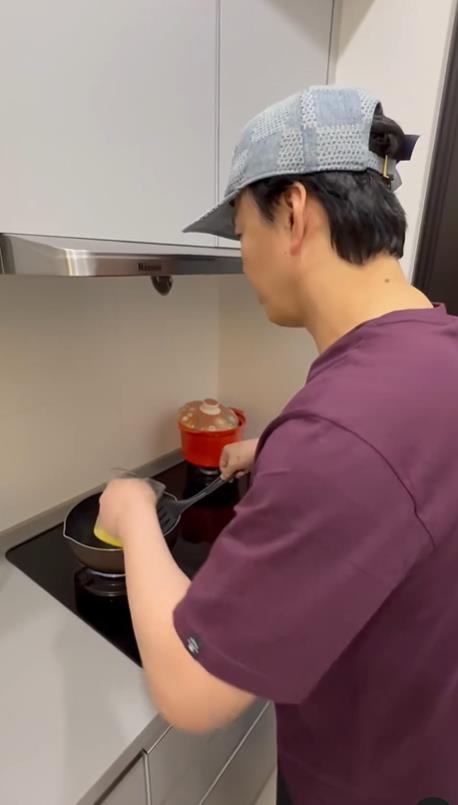 蕭煌奇挑戰下廚影片曝光!首道「選這1家常菜」網崩潰:地獄有你有我