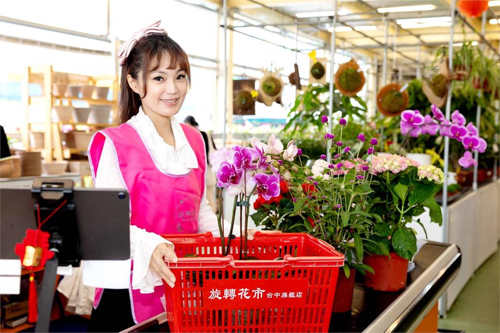 電音始祖驚喜回歸 小芭比拈花惹草變身《旋轉花市》CEO