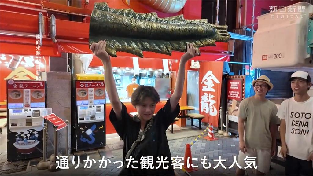 大阪道頓堀金龍拉麵終斷尾　龍眼「流淚」圍觀民眾不捨