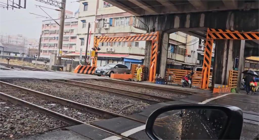疑未保持安全距離! 宜蘭轎車卡平交道遭罰3.4萬
