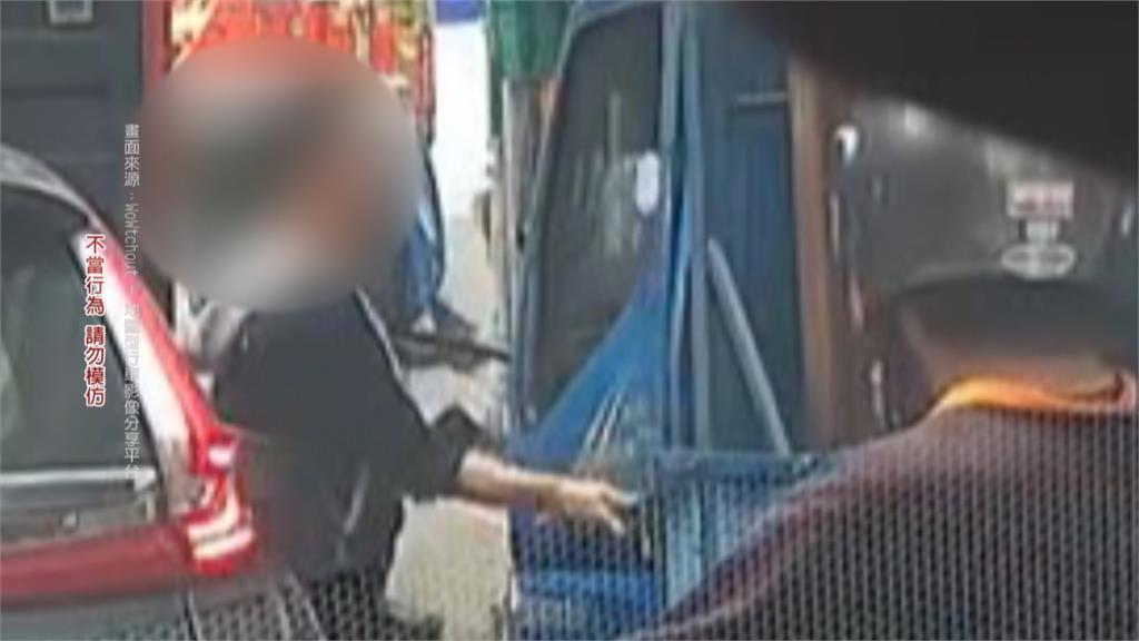 違停紅線人不在！貨車無法通行按喇叭　車主現身怒揮拳、吐口水