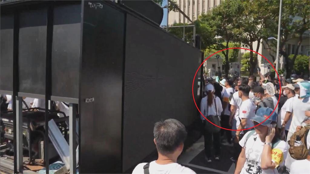 快新聞/五星旗男潛入白營走讀遊行 賴瑞隆嗆:任何活動都不能違背民主原則