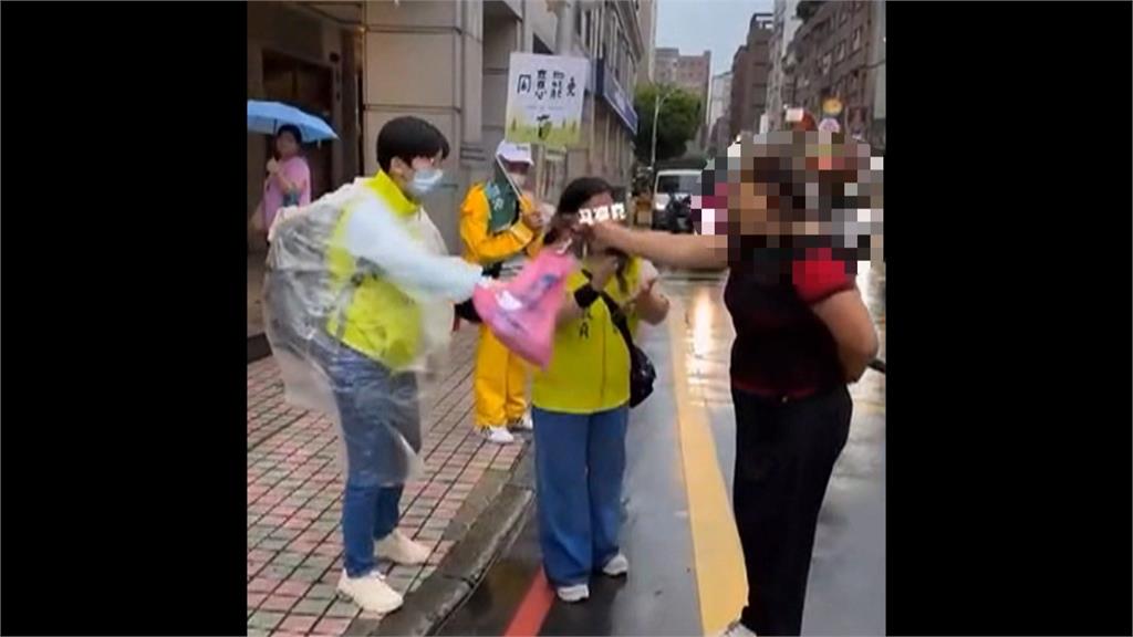 中和罷團遭婦人搶麥克風 議員試圖奪回上演全武行