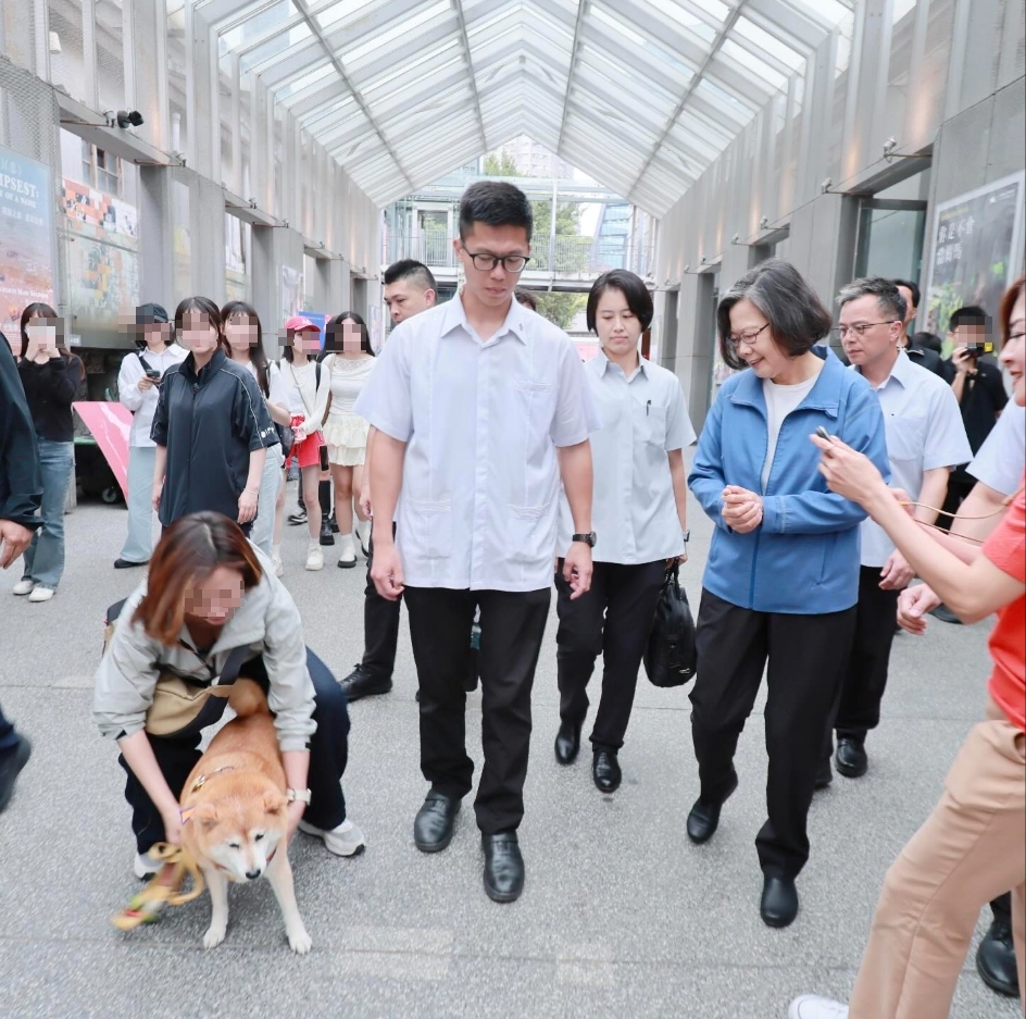 蔡英文華山遇「巨型擋路仔」！下秒「蹲地狂擼」畫面曝光…她笑喊：差點走不出去