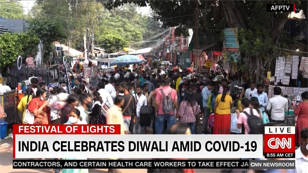 印度疫情趨緩　大街湧沒戴罩人群慶排燈節