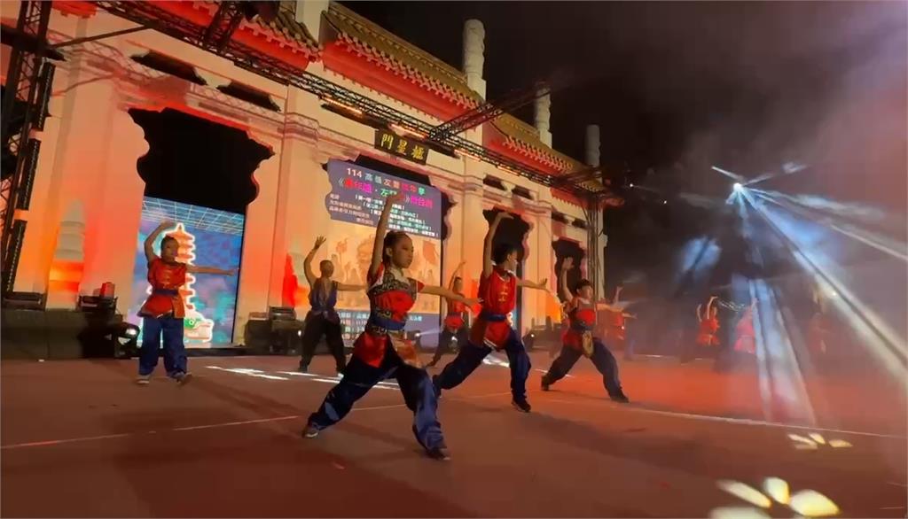 高雄左營萬年季第三日 即將成真火舞團.聖門學院表演超吸睛