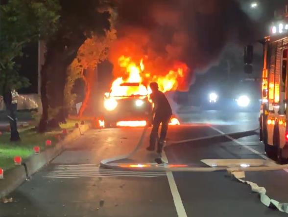 國民黨議員開車途中「突火燒車」急跳車!座車燒成火球「剩骨架」驚險畫面曝