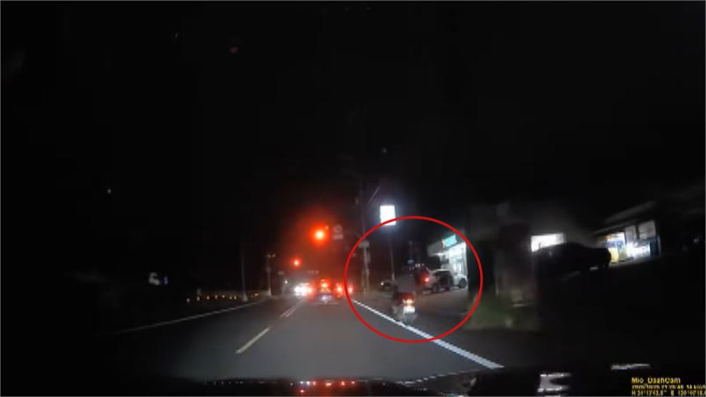 不勝酒力扶號誌桿？　台中阿伯一路騎車蛇行、逆向行駛