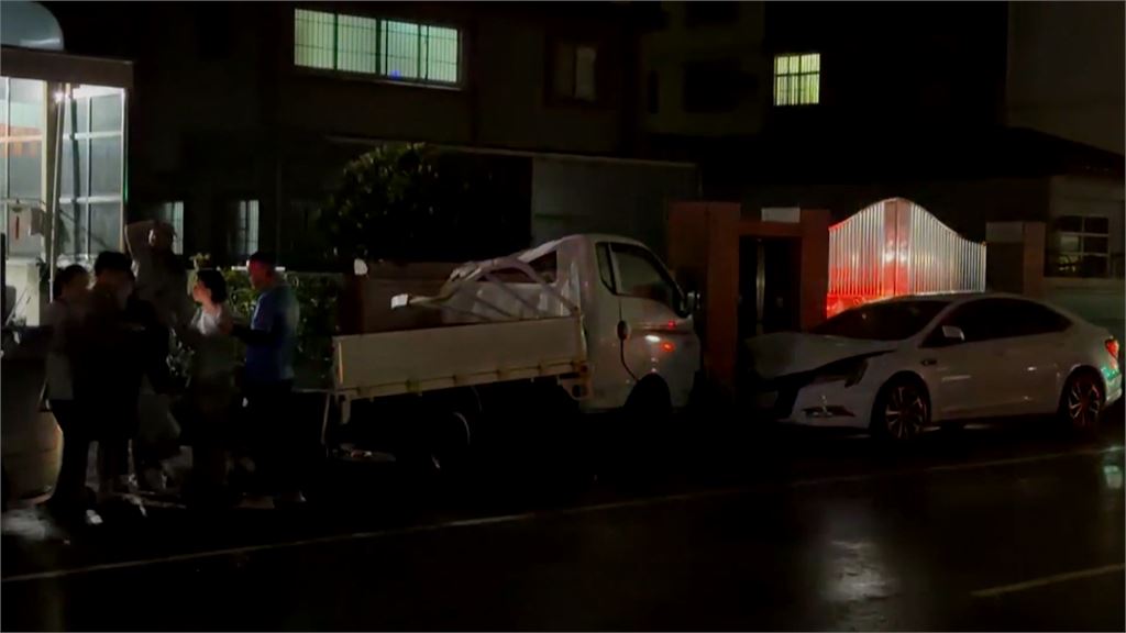薔琵強風襲南部！路樹倒塌砸貨車釀禍　台南辦桌棚架也遭倒樹壓毀