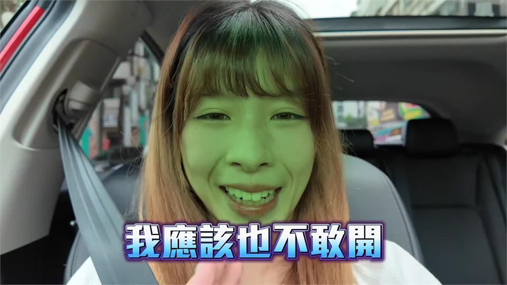 給女兒試駕愛車！他被虧「不是超跑」　路邊停車差點釀災驚喊：停停停