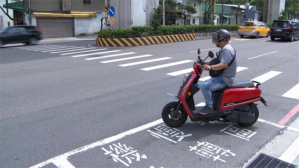 待轉區成「待撞區」? 直設車道上與直行車爭道
