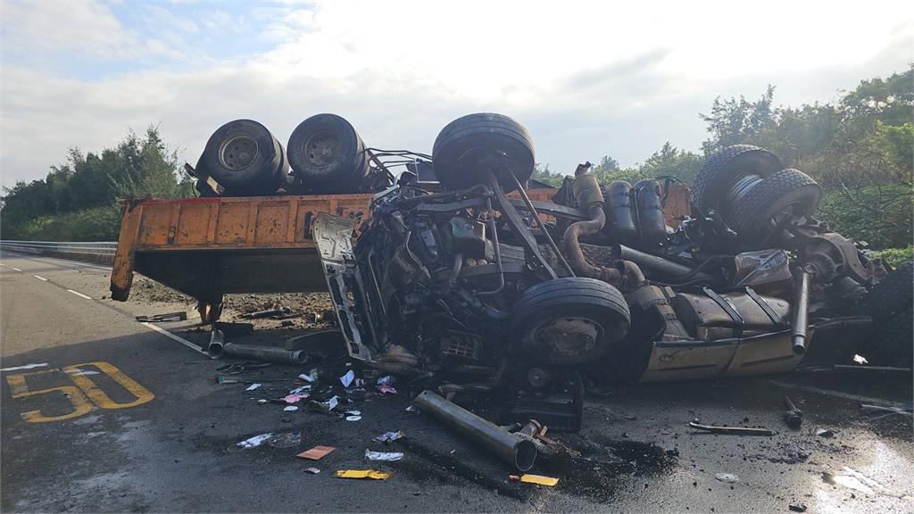 快新聞／嚇！台61新豐段「聯結車撞警車」翻落高架橋　駕駛送醫不治