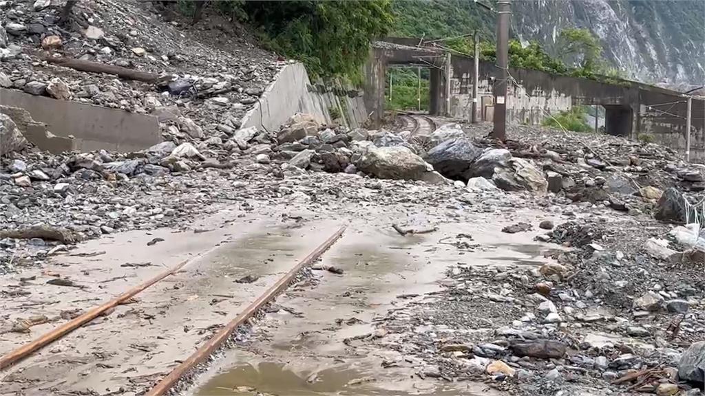 中颱山陀兒逼近！花蓮街道「雨彈狂炸」驚悚畫面曝…在地人崩潰：多處停電