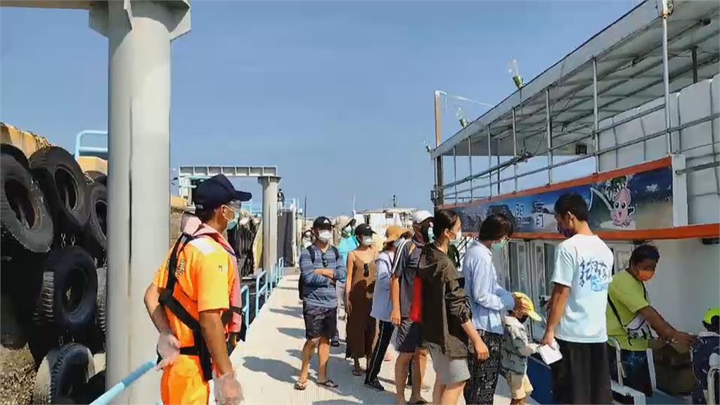 澎湖開放水上活動 居民晨泳、搭船樣樣來