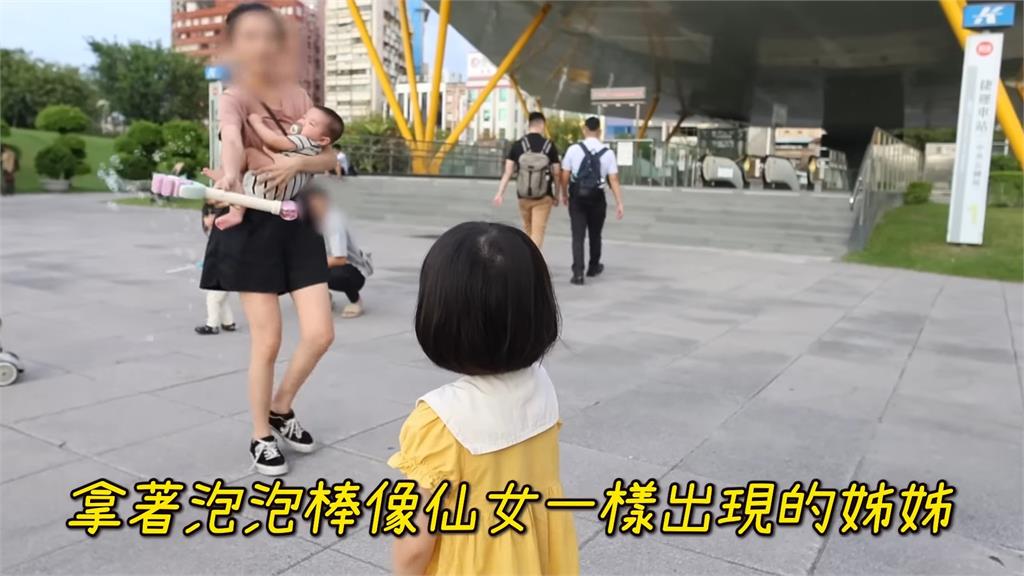 南韓女童遊台灣公園「被滑草吸引」　路人1舉動她驚：比想像中熱情