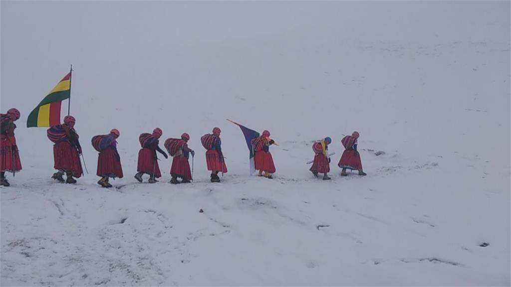 挑戰6088公尺高山　玻利維亞婦女登山隊登頂踢足球