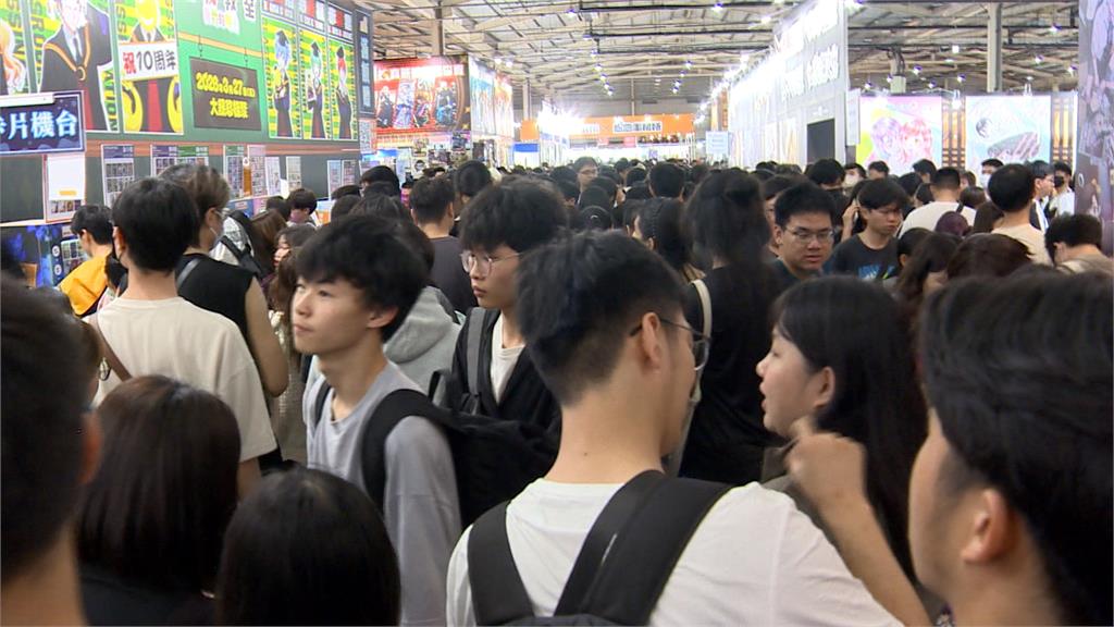 連假湧出遊潮! 台中樂園12歲以下免費 國際動漫節現人龍