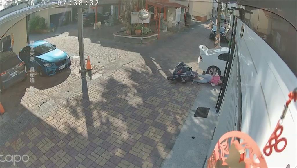 屏東里港汽機車擦撞! 女騎士"未戴安全帽"遭撞翻