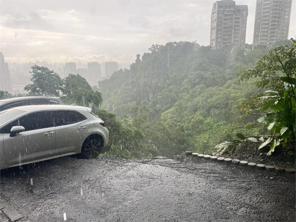 最新／驚悚畫面曝！新北驚傳土石崩塌　機車跌落邊坡、轎車「後輪懸空」